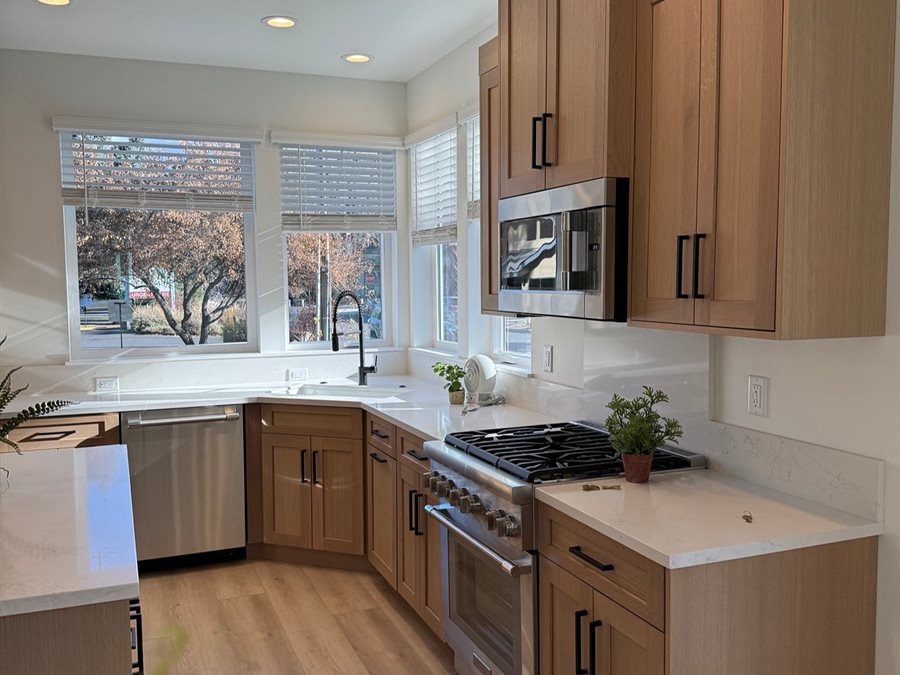 Quartersawn oak kitchen cabinets by Blue Mountain Design Bend Oregon